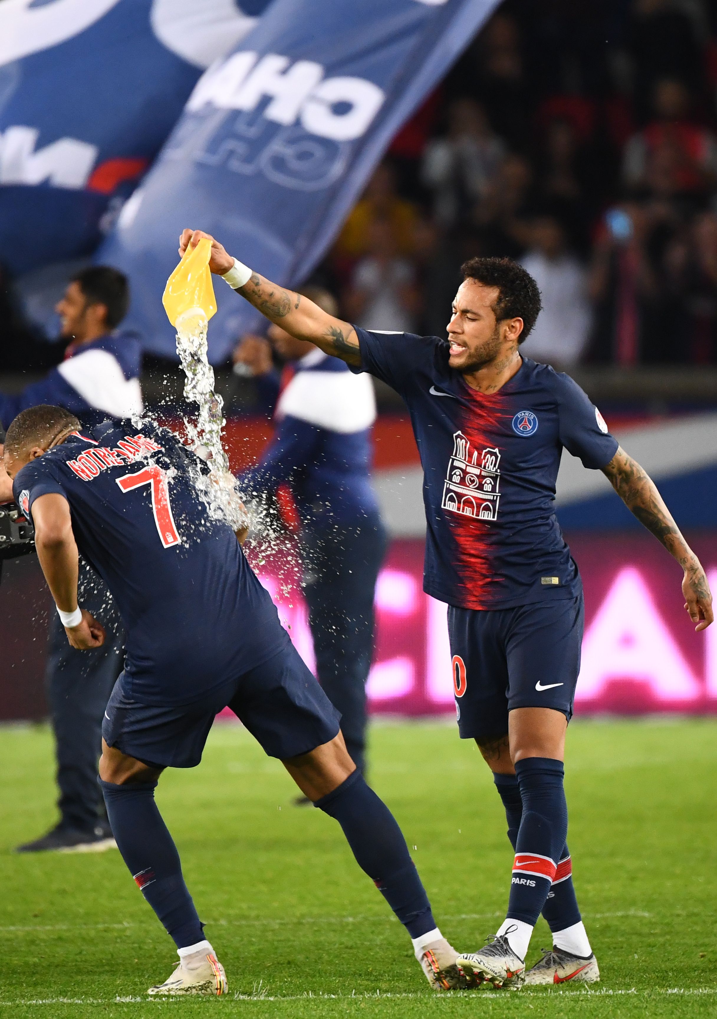 赖特：贝林厄姆让某些人害怕，外界没准备好迎接这种黑人巨星（赖特：贝林厄姆令部分人不安，外界尚未准备好迎接这样的黑人巨星）