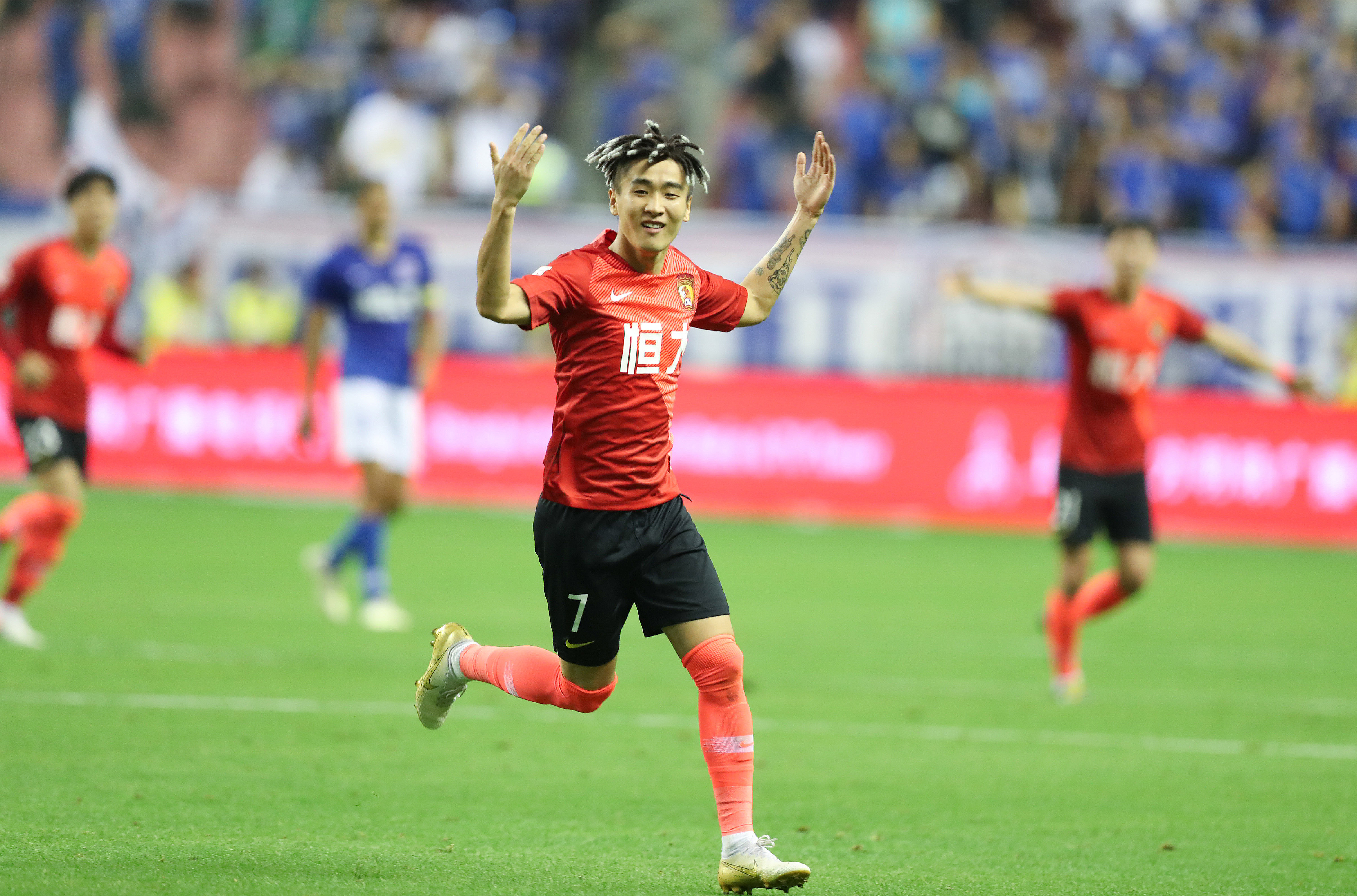 “罗马队友基情互动”，德罗西赛后新闻发布会被哲科亲吻