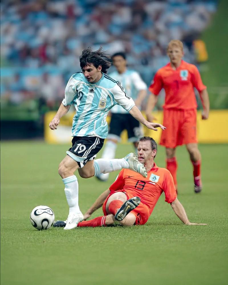 池忠国迎国安生涯200场里程碑，赛前热身获赠纪念球衣