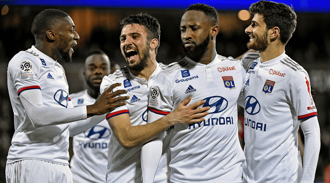 摩根：梅西最近也做了类似的肘击动作，却没人采取任何行动